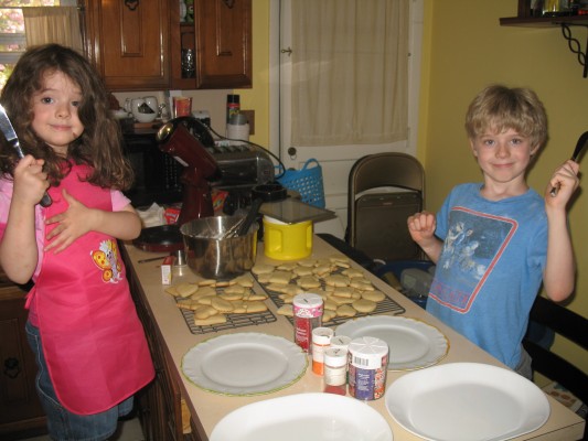 Nathaniel and Juliet make sugar cookies