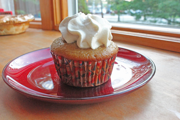 root beer cupcakes with cream sode whipped cream frosting
